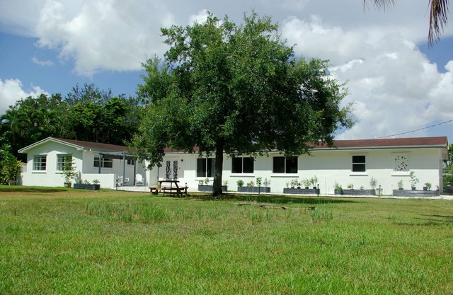 Relaxing Farmhouse b/w Miami & Florida Keys! Newly Renovated Family/Pet-Friendly
