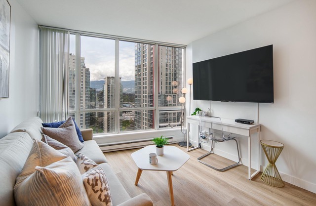 Relaxing Getaway In Water View Home, Close To Seawall