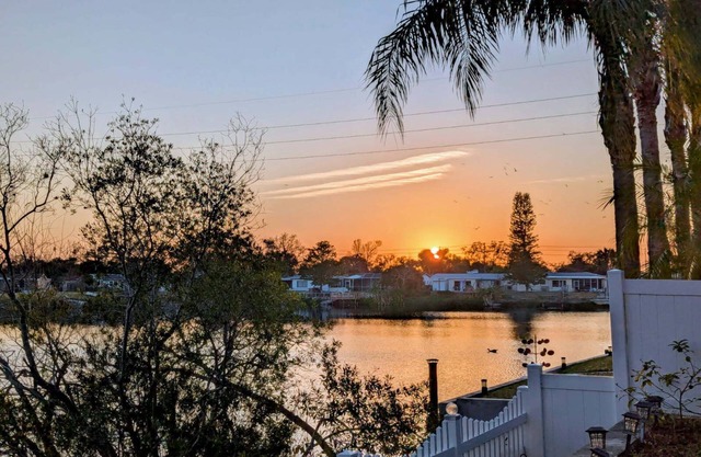 Relaxing Lake House: Heated Pool, Birds, Fishing, Sunset Skies & Pool Table