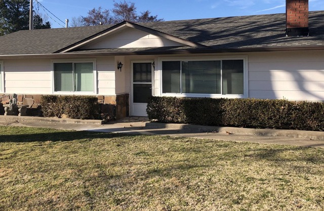 Relaxing Lake Retreat w/firepit, sunroom, patio. Walking distance to water.