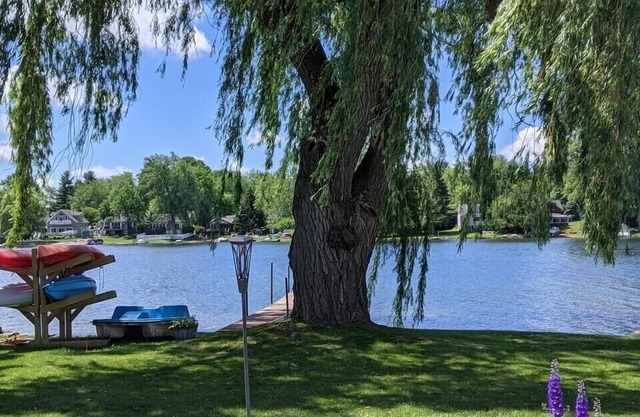 Relaxing Lakefront Cottage with Beautiful Views- 4 Kayaks + KING SIZE BED!