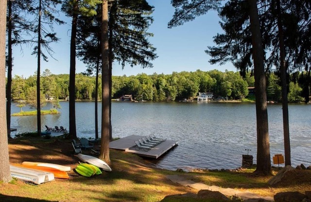 Relaxing Luxury Lakefront Stay - Short walk to Town, Water Safari & Dining.