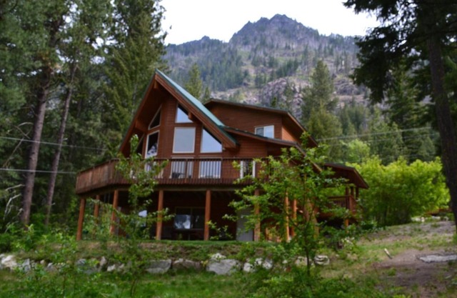 Relaxing Mountain Cabin with Stunning Views of Lake Wenatchee