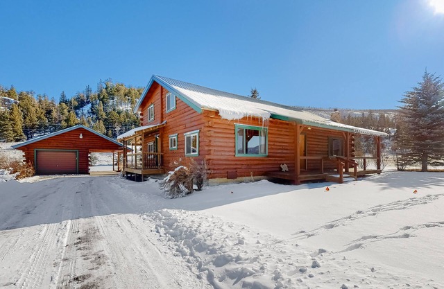 Relaxing mountain home, huge deck with great views and large private yard