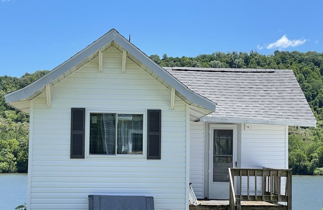 Relaxing one bedroom cottage backs up to OH River