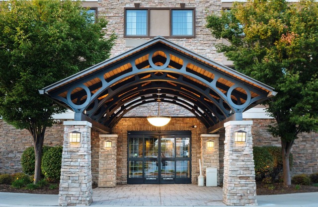 Relaxing Retreat in Maumee | FREE Breakfast + Fitness Center + Shared Pool