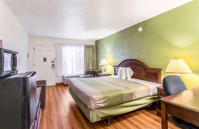 Relaxing Room Near Ripken Stadium w/Free Breakfast & On-Site Restaurant