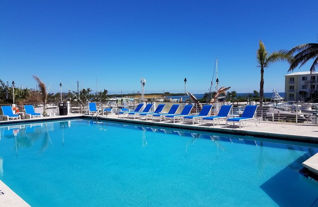 Relaxing Spacious Vacation Home: Amazing Oceanside Pools, Jacuzzi, WiFi, & More