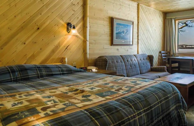 Relaxing stay on the lake in Room 5 - The Swans - Curriers Lakeview Lodge