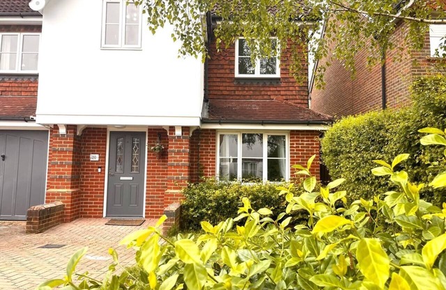 Remarkable 5-Bed House in Horley