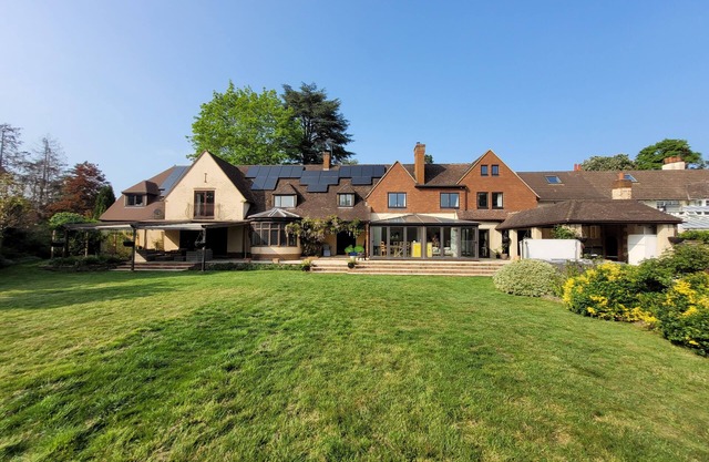 Remarkable 8 Bed Family House Sleeping 16 w/Pool
