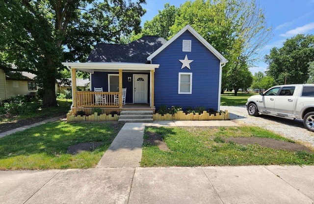Remodel pet friendly home in town 1/2 mile from Lake Shelbyville.