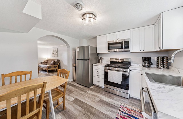 Remodeled 2 Bedroom Apartment by Wedding Venues