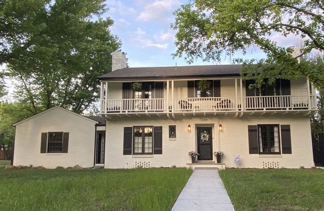 Remodeled Colonial Retreat Close to Shops and Dining