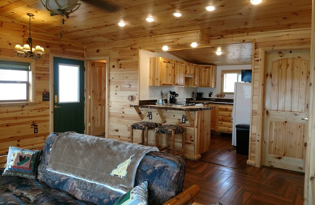 Remodeled Cottage w/Gfireplace, super close to Fred Meijer Heartland trail