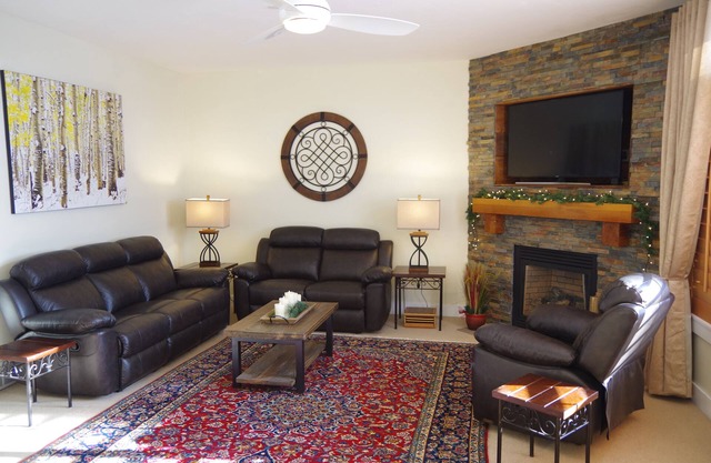 Remodeled Cozy 4 BR, 3.5 BA + Den