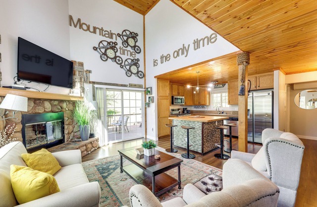 Remodeled Crestline Retreat: Walk to Lake Gregory!