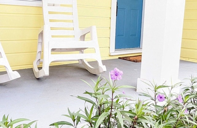 Remodeled dreamy beach cottage 5 minutes to Siesta Key in lush tropical setting.