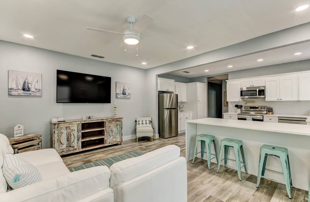 Remodeled home walking distance to Canal St.