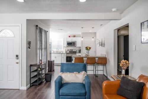 Remodeled Home w/King Bed, Bunk Bed, & Yard Games