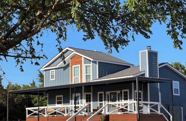 Remodeled house, 15 min. to Lake Texoma- pickleball and sand volleyball courts.
