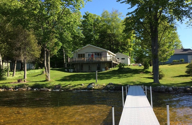 Remodeled Lake Front Cottage On S. Manistique Lake, Great Views And Fishing