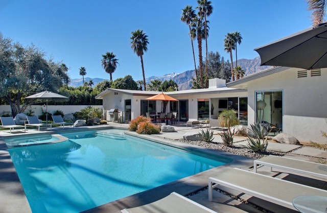 Remodeled Mid-Mod Home, Pool, Spa, Bocce Ball, Bikes, Fun!