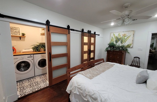 Remodeled, modern,🔥Pit, 💜Close to everything!STRAND, BEACH, CRUISE🛳 MidTown