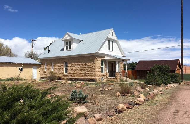 Remodeled Stone House, Close To Down Town, Family & Dog Friendly, Great Deal!