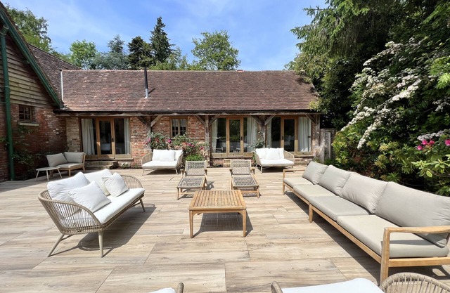 Remodelled coach house with pool/wood fired hot tub/games room