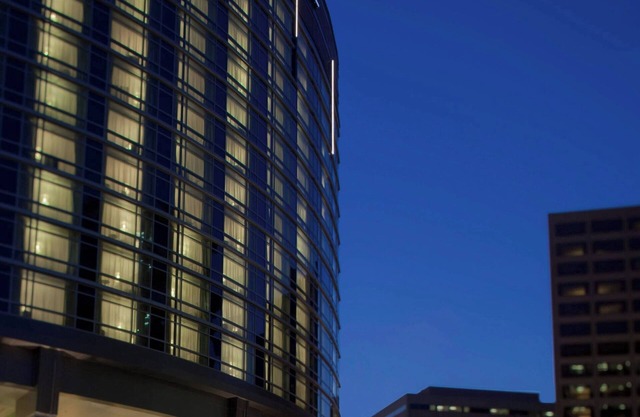 Renaissance Arlington Capital View Hotel