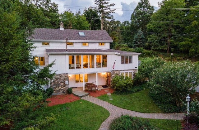 Renovated 1850's Cottage on Storm King Mountain