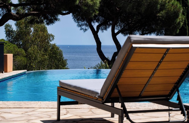 Renovated 4 bedroom villa with SEA VIEW - 250m from the beach - pool - garden