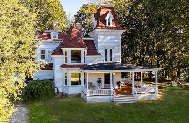 Renovated 6BR 10 min to Jiminy Peak Hot Tub
