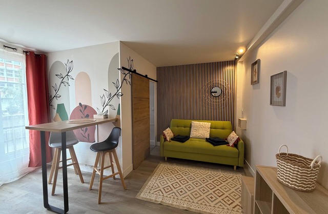 Renovated and fully-equipped Studio 48, ideally located. Pets allowed