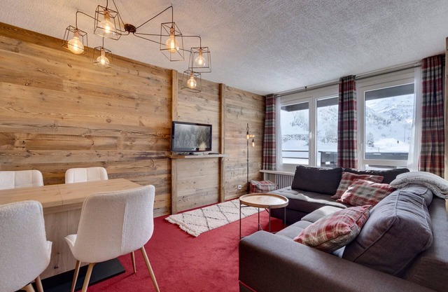 Renovated apartment for 4 with balcony, ski-in/out, pets allowed, WIFI