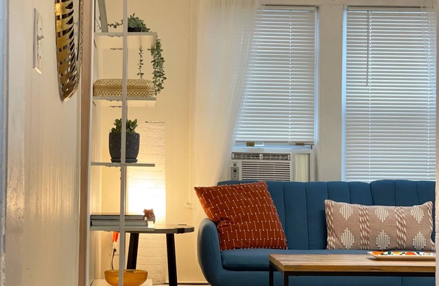 Renovated Apt - 4min walk from Wesleyan & Main St