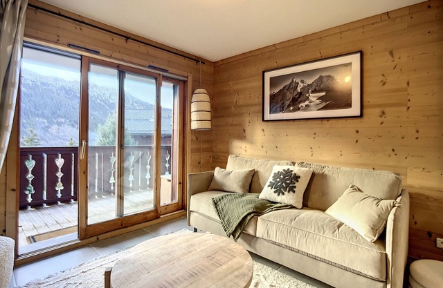 Renovated apt near slopes and shops, 2 bdrms, parking, WiFi