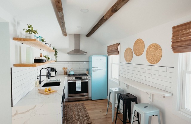 Renovated Bright, Fun, Airy, Fire Pit Backyard, Bikes & Beach Badges