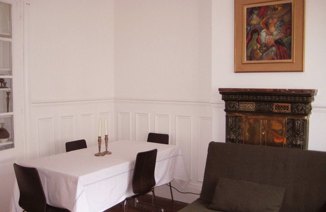Renovated, clean, old-world charm on Paris border; can sleep 5