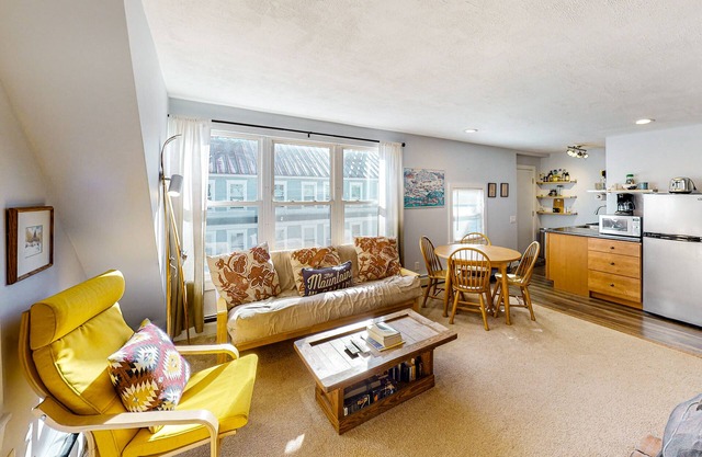 Renovated condo, walk to dining, on bus route to ski slopes