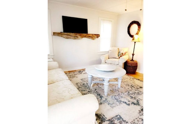 Renovated Cottage In Historic Jamestown NC