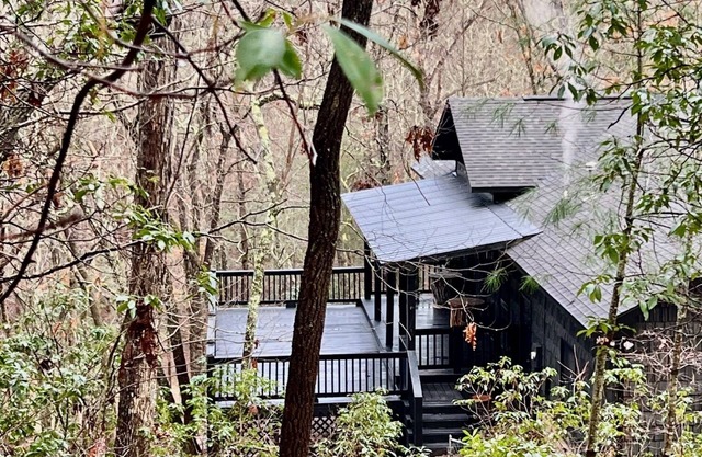 Renovated cottage nestled in 8 acres close to Downtown Blue Ridge & Golf Course