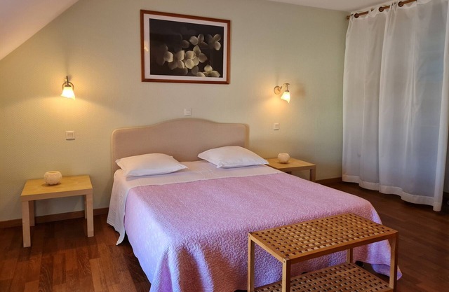 Renovated farmhouse retreat - 4 rooms with breakfast