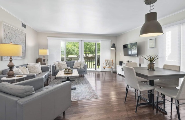 Renovated, Ground Level, 2 BR 2 BA, WiFi, Cable, Pool. 4 individuals max.