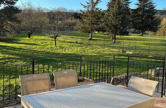 Renovated house in H. Côtes de Beaune, peaceful setting between vineyards and countryside.