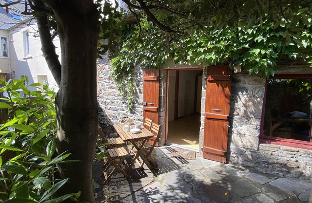 Renovated house with outside courtyard 10 min walk from the sea - free parking