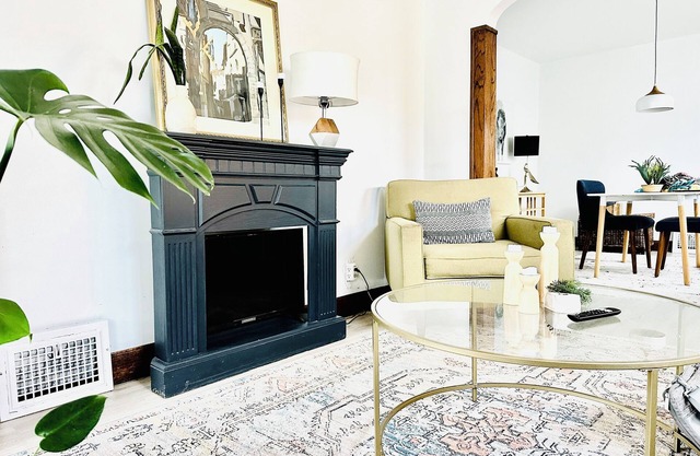 Renovated Modern Sparkling Clean Cozy Townhm Vibrant CLE neighbhood