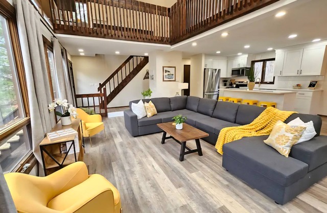 Renovated Open-Concept Pocono Home Game Room, Fireplace, Close to All