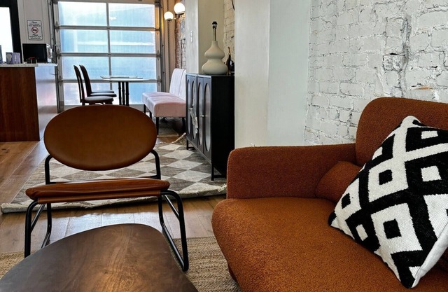 Renovated Row Home 2Bd 1.5Bth/Free Parking